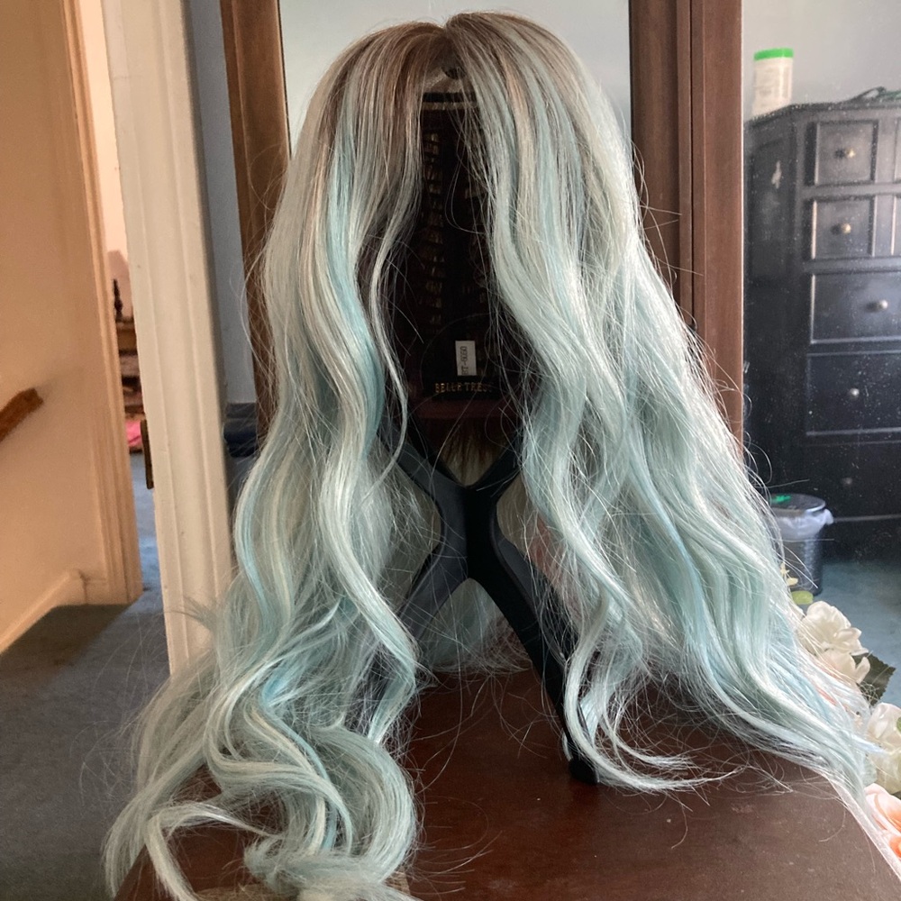 Beautiful Belletress brand wig, Maxwella 22, Ocean Blonde